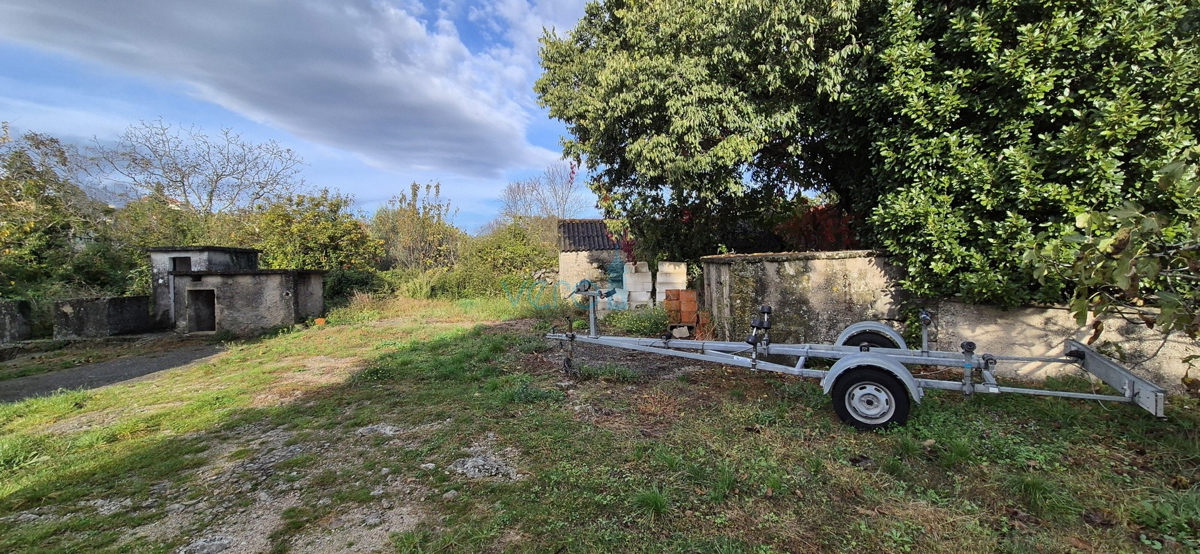 Otok Krk, mesto Krk, okolica, dvojna kamnita hiša, hlev, vrt, klet, garaža, prodaja