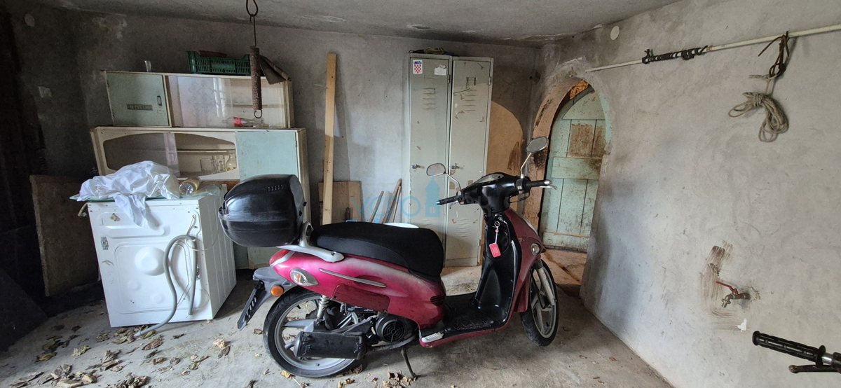 Otok Krk, mesto Krk, okolica, dvojna kamnita hiša, hlev, vrt, klet, garaža, prodaja