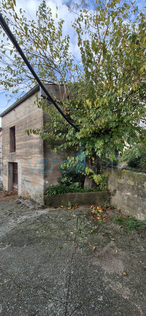 Otok Krk, mesto Krk, okolica, dvojna kamnita hiša, hlev, vrt, klet, garaža, prodaja