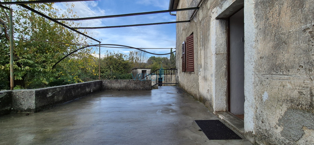 Otok Krk, mesto Krk, okolica, dvojna kamnita hiša, hlev, vrt, klet, garaža, prodaja