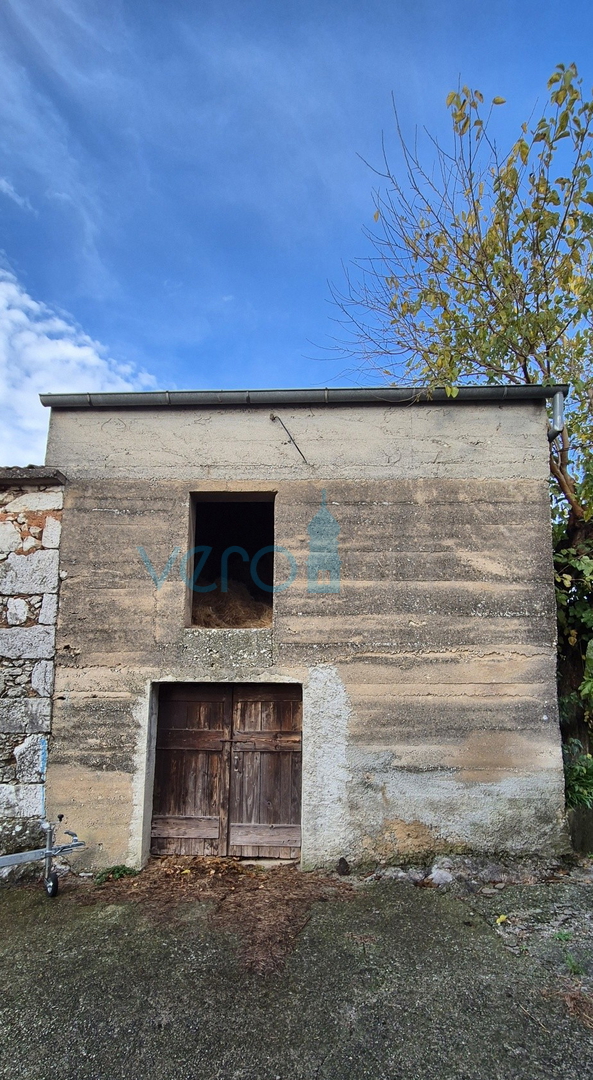 Otok Krk, mesto Krk, okolica, dvojna kamnita hiša, hlev, vrt, klet, garaža, prodaja