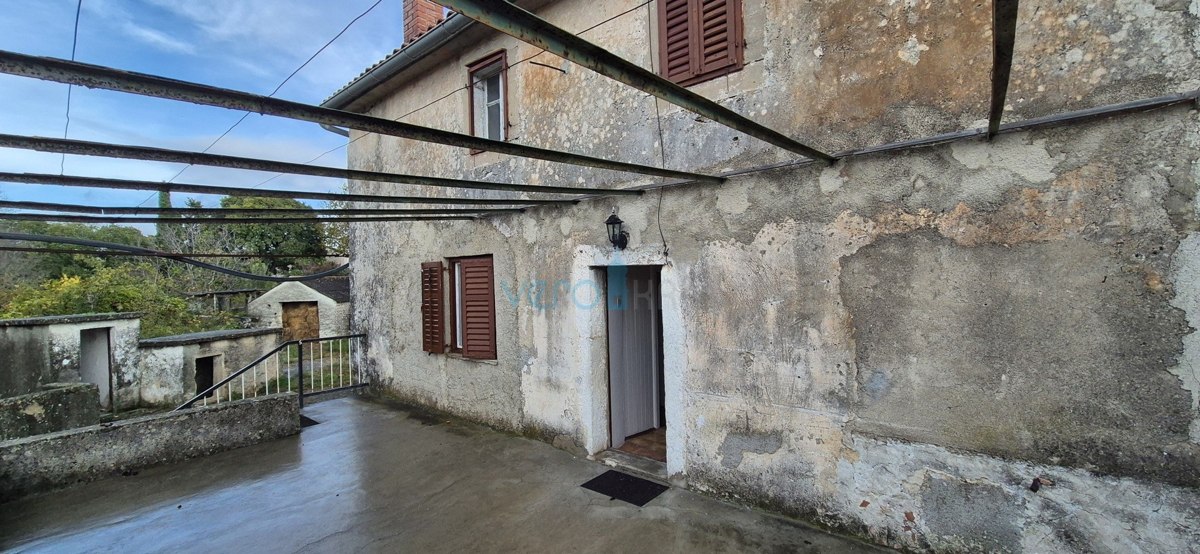 Otok Krk, mesto Krk, okolica, dvojna kamnita hiša, hlev, vrt, klet, garaža, prodaja