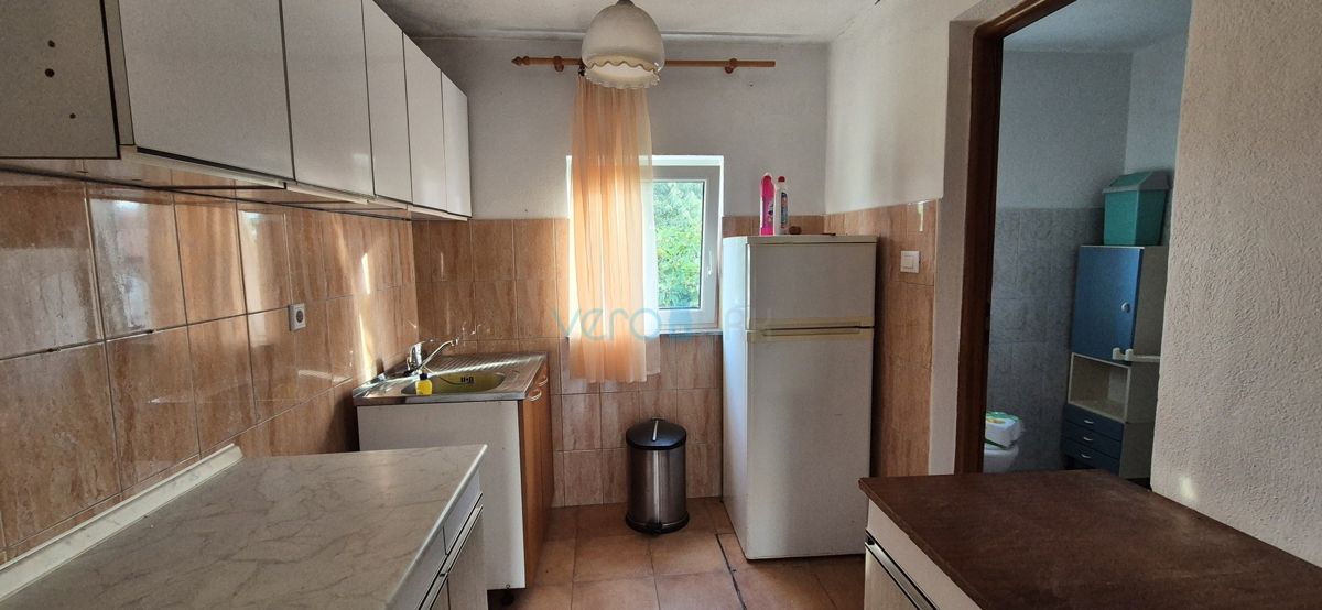 Otok Krk, mesto Krk, okolica, dvojna kamnita hiša, hlev, vrt, klet, garaža, prodaja