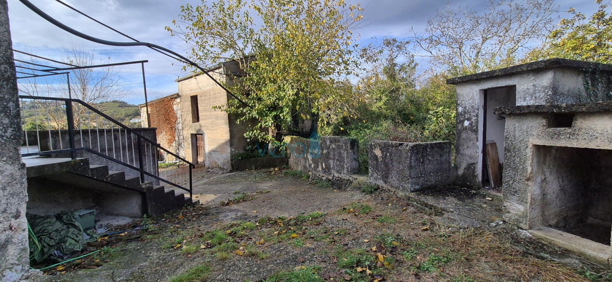 Otok Krk, mesto Krk, okolica, dvojna kamnita hiša, hlev, vrt, klet, garaža, prodaja