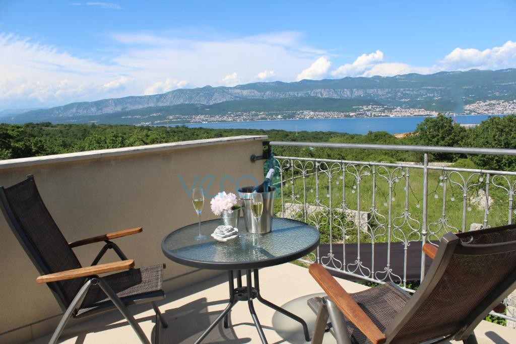 Otok Krk, Šilo, okolica, samostojna družinska hiša, vrt, bazen, pogled na morje, naprodaj