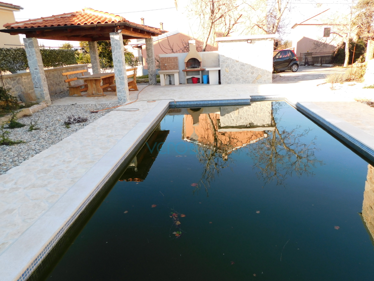 Dobrinj, otok Krk, okolica, avtohtona kamnita hiša z bazenom in vrtom