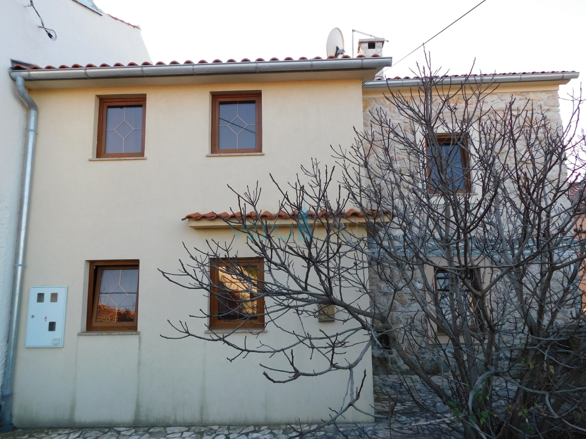 Dobrinj, otok Krk, okolica, avtohtona kamnita hiša z bazenom in vrtom