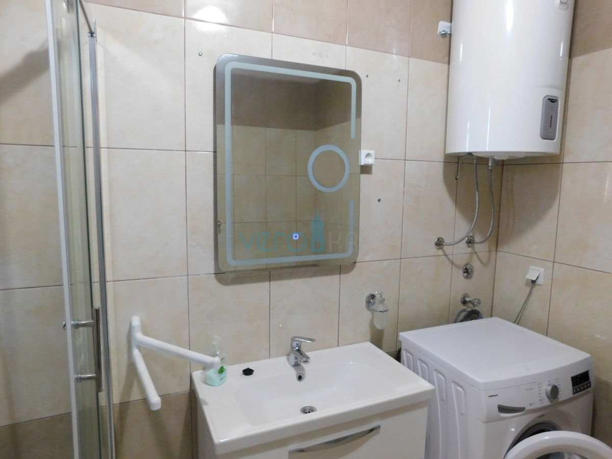 Dobrinj, otok Krk, okolica, avtohtona kamnita hiša z bazenom in vrtom