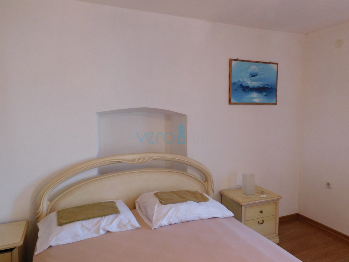 Dobrinj, otok Krk, okolica, avtohtona kamnita hiša z bazenom in vrtom