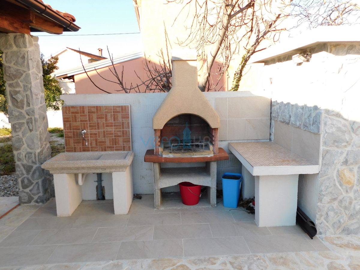 Dobrinj, otok Krk, okolica, avtohtona kamnita hiša z bazenom in vrtom