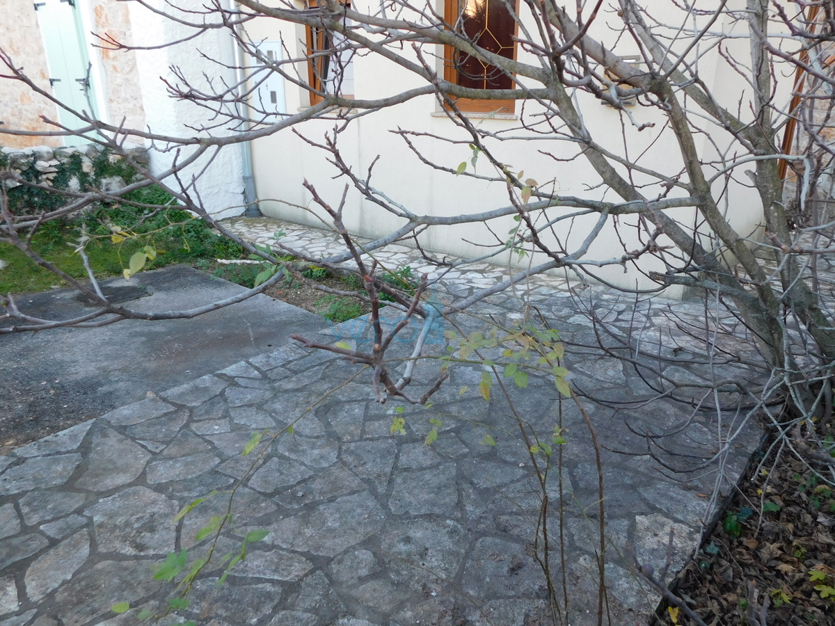 Dobrinj, otok Krk, okolica, avtohtona kamnita hiša z bazenom in vrtom