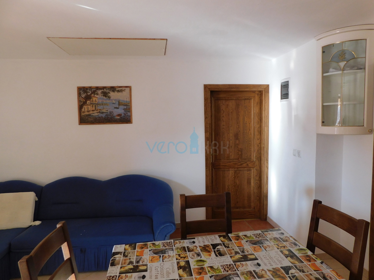 Dobrinj, otok Krk, okolica, avtohtona kamnita hiša z bazenom in vrtom