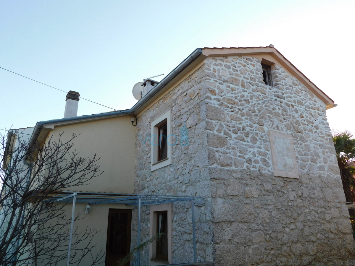 Dobrinj, otok Krk, okolica, avtohtona kamnita hiša z bazenom in vrtom