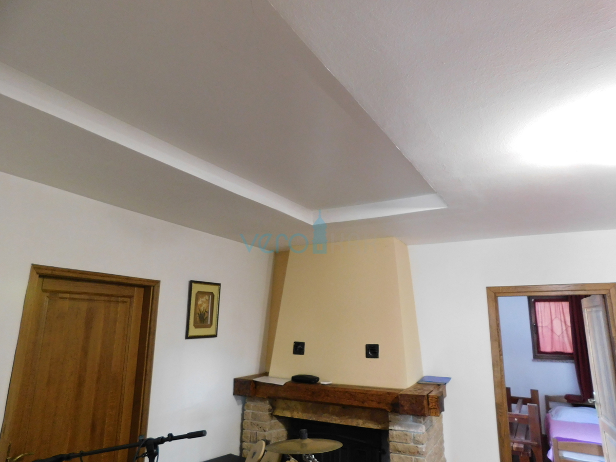 Dobrinj, otok Krk, okolica, avtohtona kamnita hiša z bazenom in vrtom