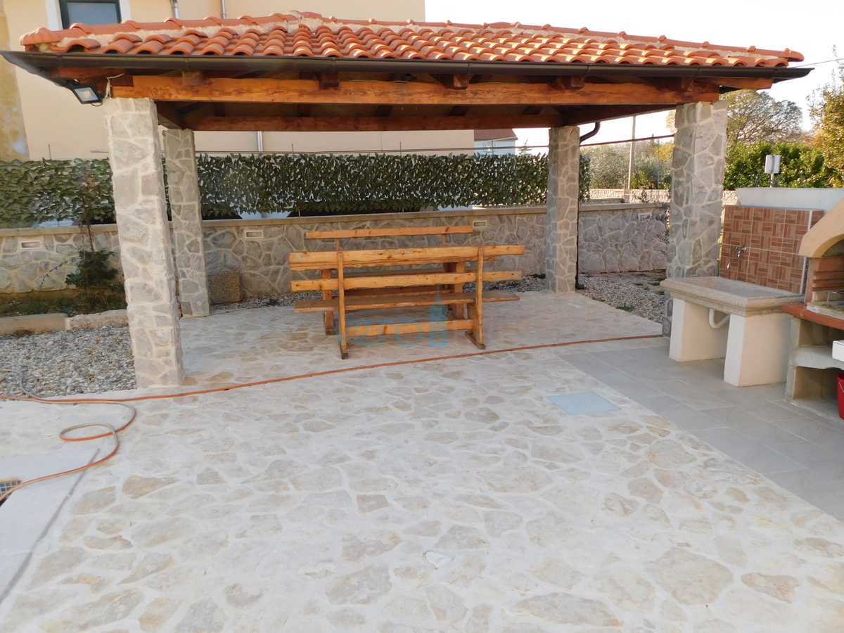 Dobrinj, otok Krk, okolica, avtohtona kamnita hiša z bazenom in vrtom
