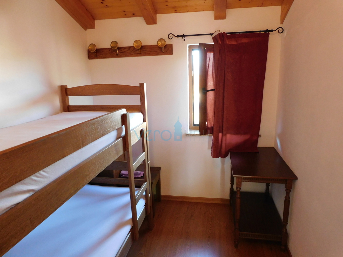 Dobrinj, otok Krk, okolica, avtohtona kamnita hiša z bazenom in vrtom