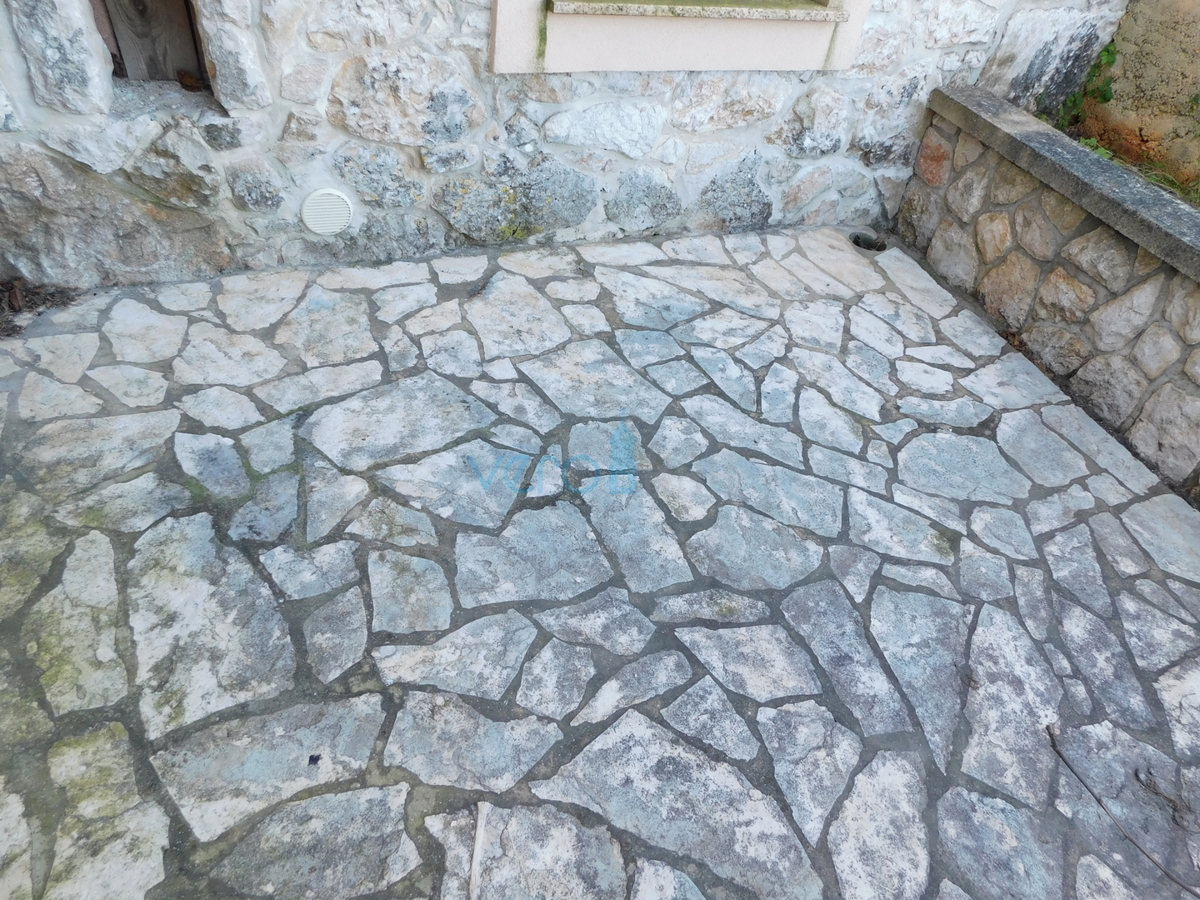 Dobrinj, otok Krk, okolica, avtohtona kamnita hiša z bazenom in vrtom