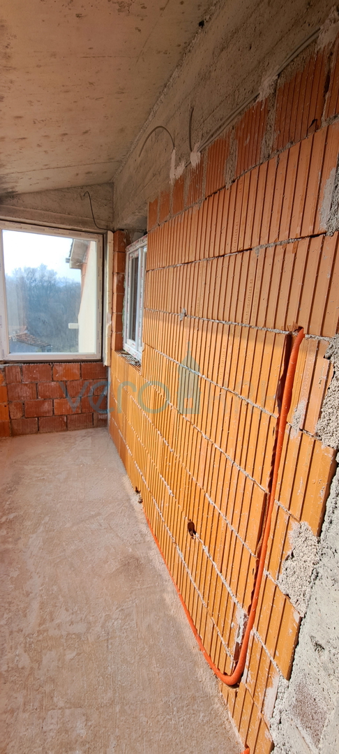 Otok Krk, zaliv Soline, nov dvosobni apartma 56 m2 z vrtom, delni pogled, prodaja