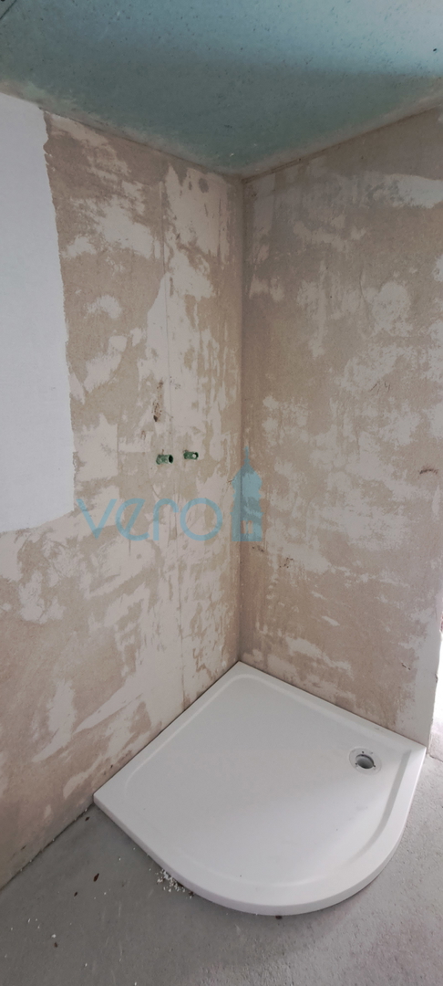 Otok Krk, zaliv Soline, nov dvosobni apartma 56 m2 z vrtom, delni pogled, prodaja