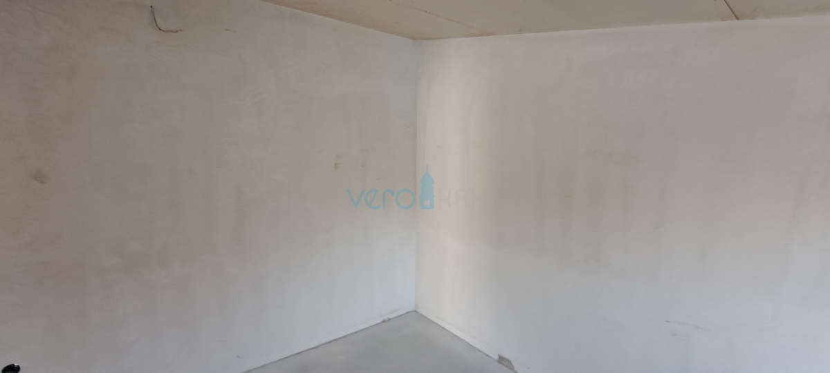 Otok Krk, zaliv Soline, nov dvosobni apartma 56 m2 z vrtom, delni pogled, prodaja