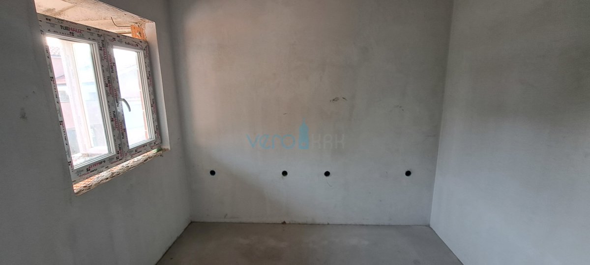 Otok Krk, zaliv Soline, nov dvosobni apartma 56 m2 z vrtom, delni pogled, prodaja