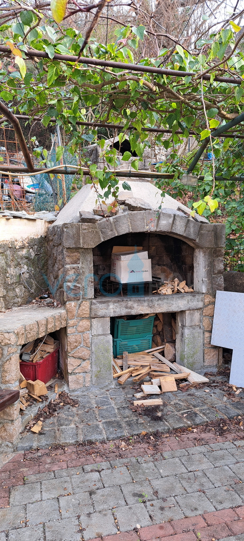 Otok Krk, zaliv Soline, nov dvosobni apartma 56 m2 z vrtom, delni pogled, prodaja