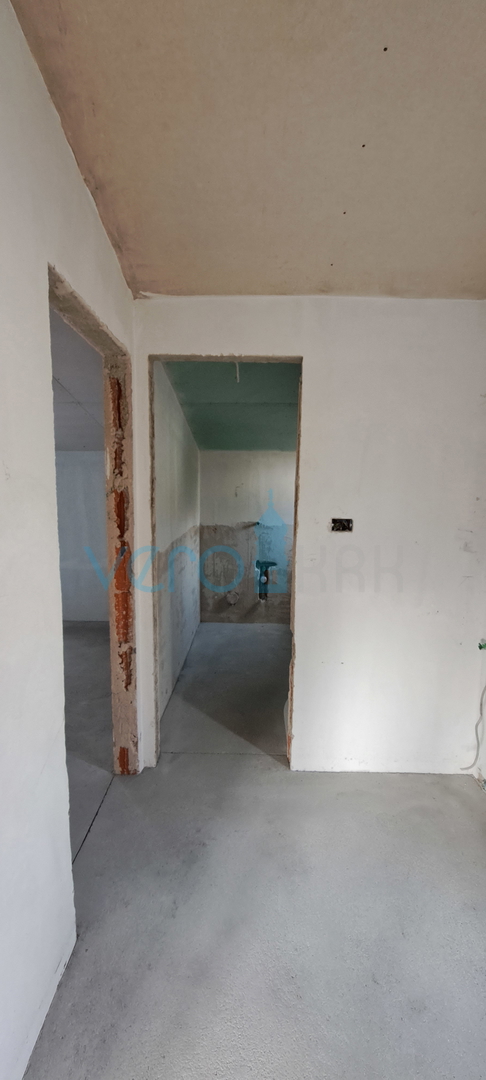 Otok Krk, zaliv Soline, nov dvosobni apartma 56 m2 z vrtom, delni pogled, prodaja