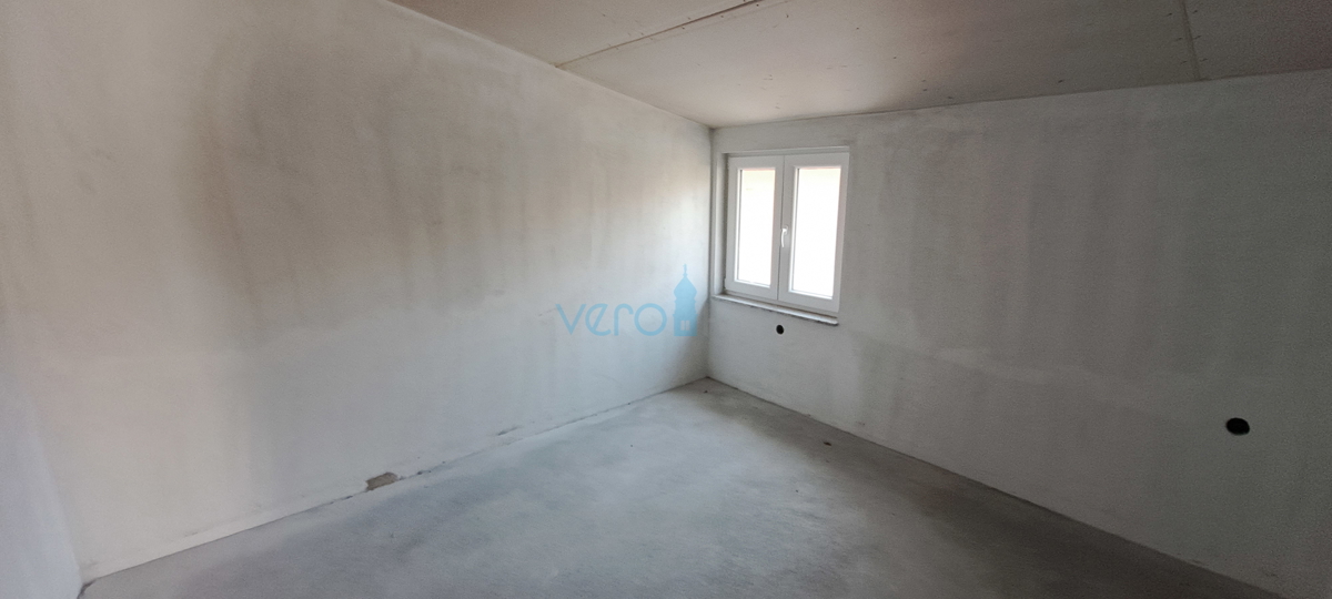 Otok Krk, zaliv Soline, nov dvosobni apartma 56 m2 z vrtom, delni pogled, prodaja