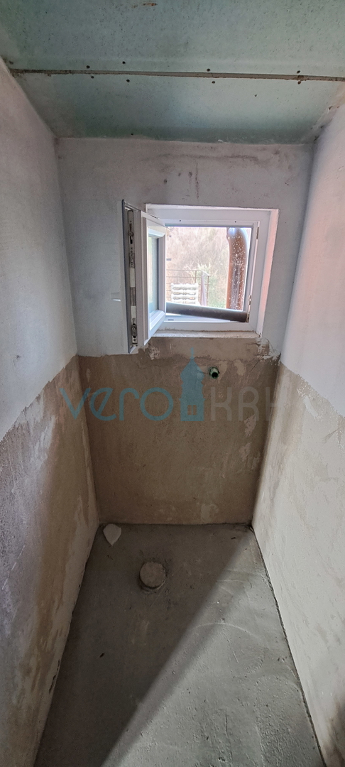 Otok Krk, zaliv Soline, nov dvosobni apartma 56 m2 z vrtom, delni pogled, prodaja