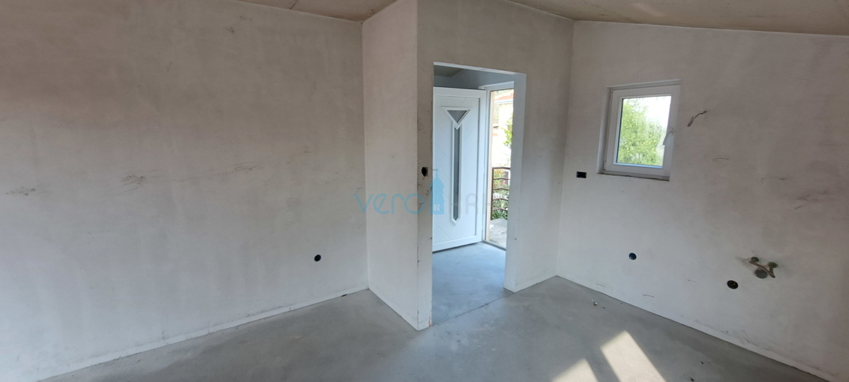 Otok Krk, zaliv Soline, nov dvosobni apartma 56 m2 z vrtom, delni pogled, prodaja