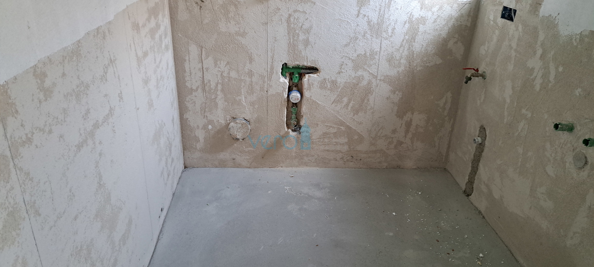 Otok Krk, zaliv Soline, nov dvosobni apartma 56 m2 z vrtom, delni pogled, prodaja