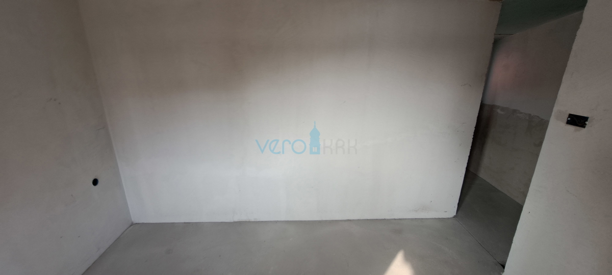 Otok Krk, zaliv Soline, nov dvosobni apartma 56 m2 z vrtom, delni pogled, prodaja