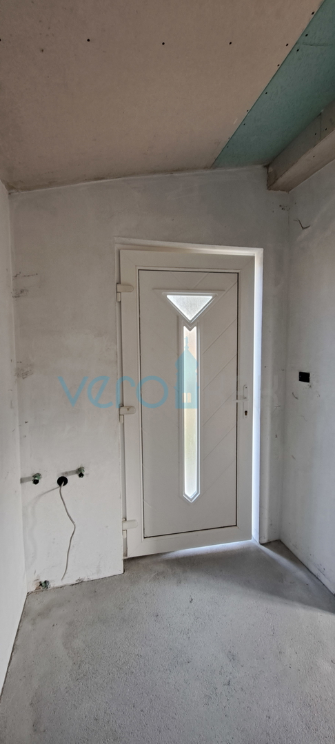 Otok Krk, zaliv Soline, nov dvosobni apartma 56 m2 z vrtom, delni pogled, prodaja