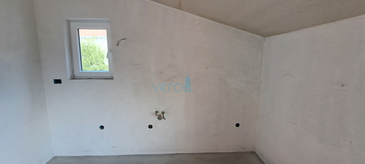 Otok Krk, zaliv Soline, nov dvosobni apartma 56 m2 z vrtom, delni pogled, prodaja