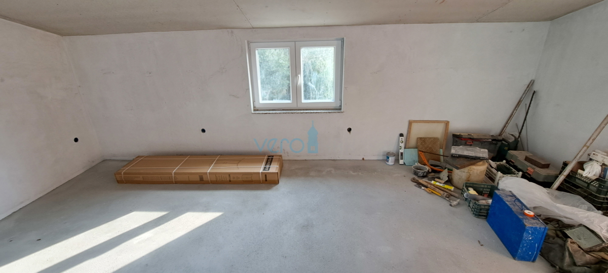 Otok Krk, zaliv Soline, nov dvosobni apartma 56 m2 z vrtom, delni pogled, prodaja