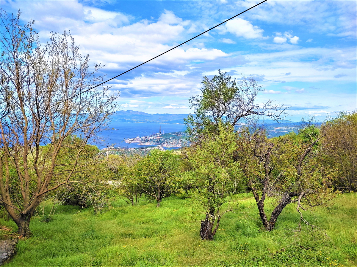 Hreljin - hiša s čudovitim razgledom + gradbeno zemljišče 876 m2, prodamo