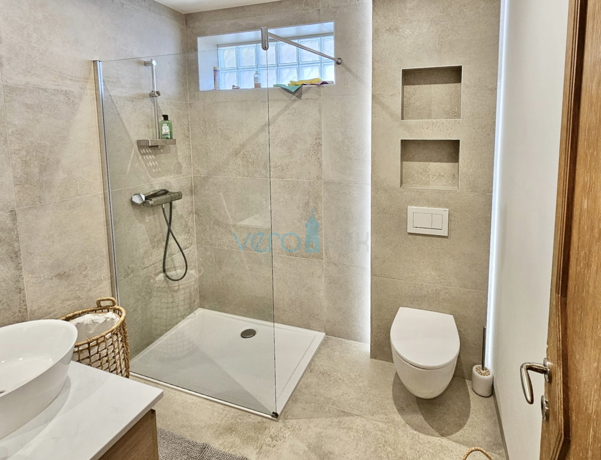 Otok Krk, okolica Malinske, apartma 108m2, pogled, 150m do morja, prodamo