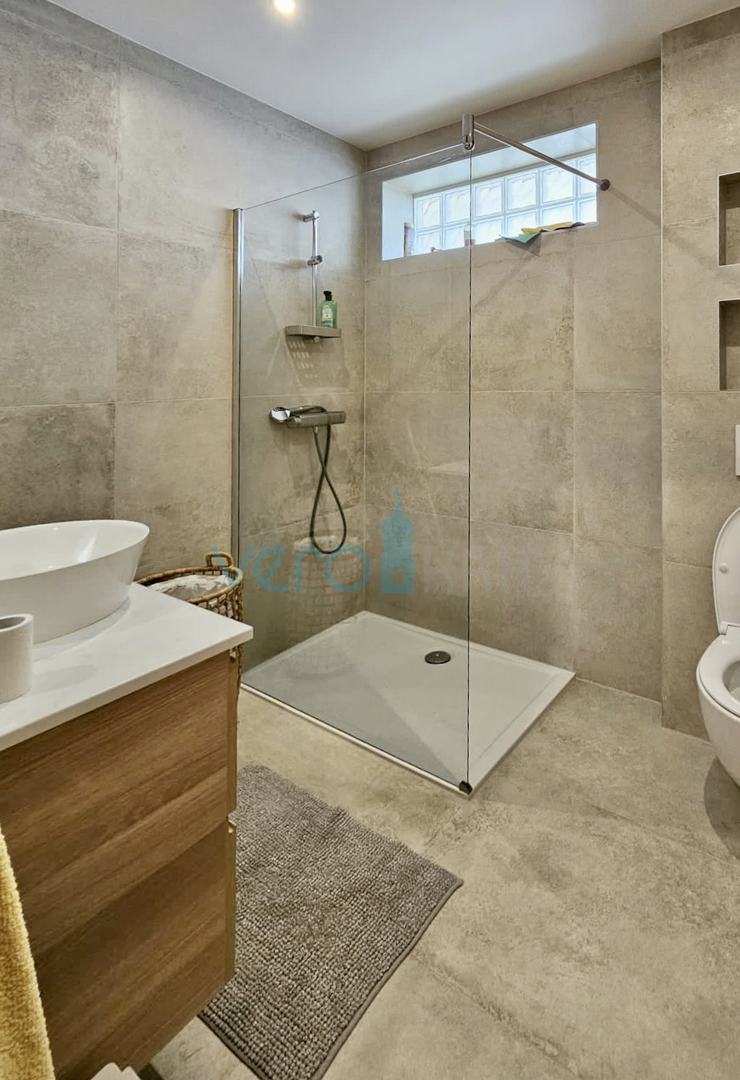 Otok Krk, okolica Malinske, apartma 108m2, pogled, 150m do morja, prodamo