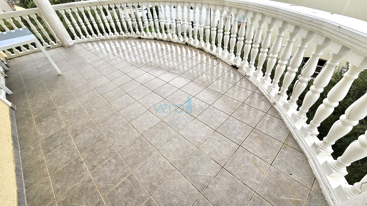 Otok Krk, okolica Malinske, apartma 108m2, pogled, 150m do morja, prodamo