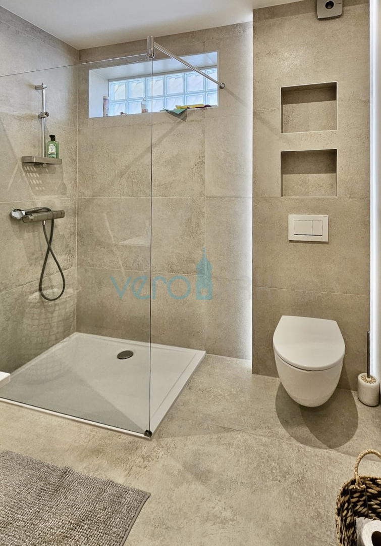 Otok Krk, okolica Malinske, apartma 108m2, pogled, 150m do morja, prodamo