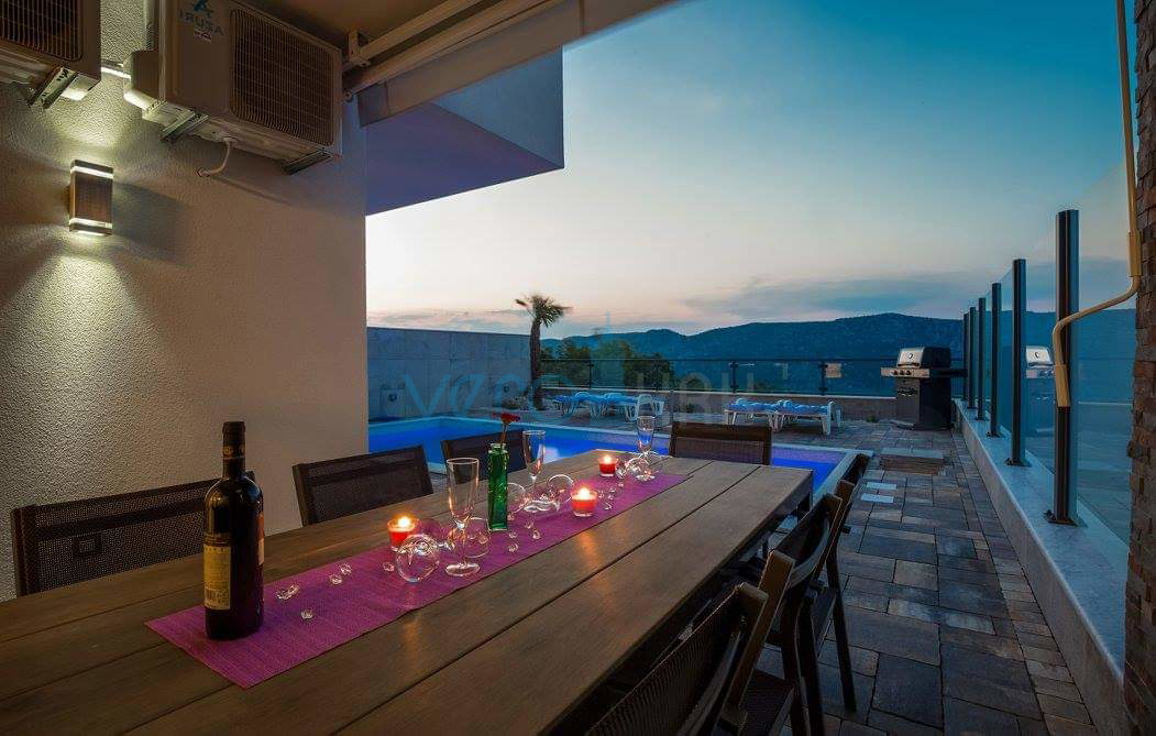 Crikvenica, zaledje - urbana vila z bazenom, prodaja