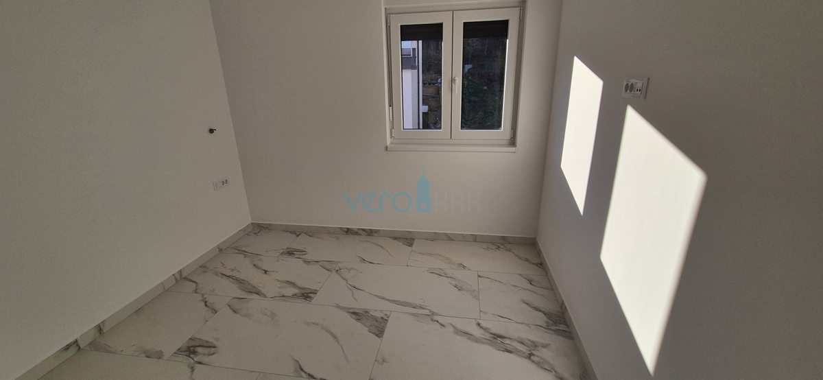 Uvala Soline, otok Krk, novogradnja, dvosobni apartma v 2. nadstropju, pogled na morje, prodamo