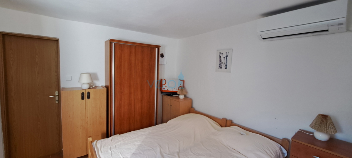 Zaliv Soline, otok Krk, trije apartmaji v pritličju, vrt, prodamo