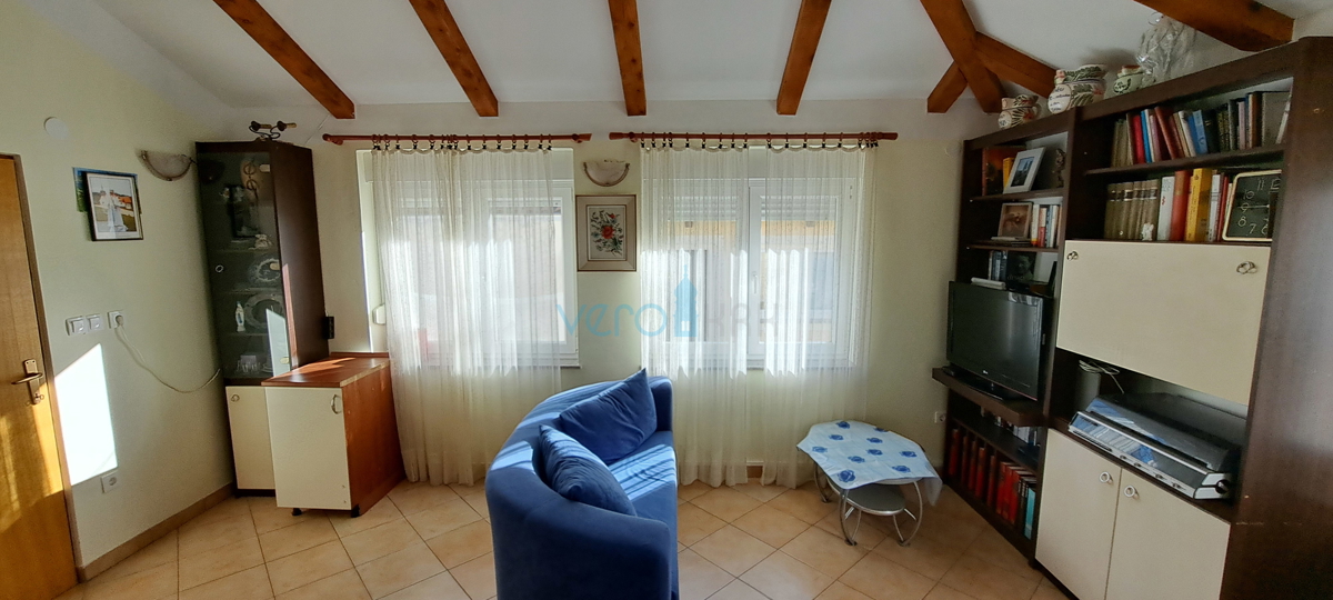 Zaliv Soline, otok Krk, trije apartmaji v pritličju, vrt, prodamo