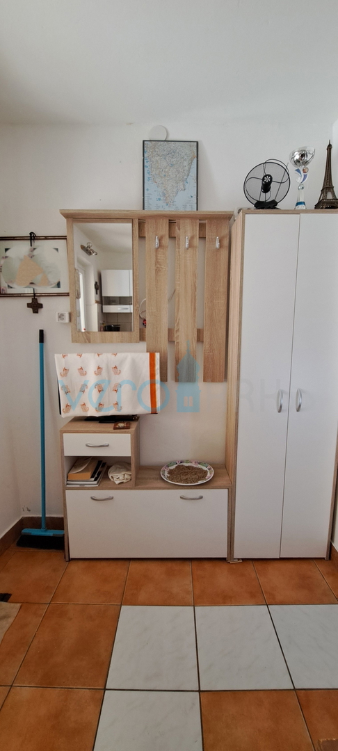 Zaliv Soline, otok Krk, trije apartmaji v pritličju, vrt, prodamo