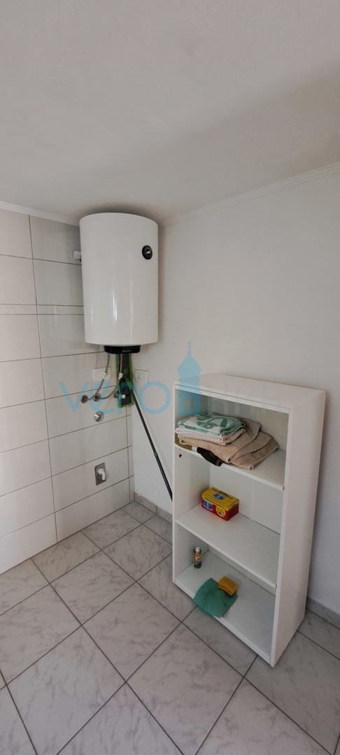 Zaliv Soline, otok Krk, trije apartmaji v pritličju, vrt, prodamo
