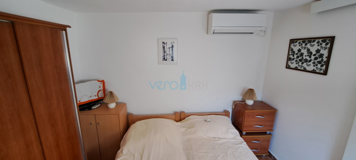 Zaliv Soline, otok Krk, trije apartmaji v pritličju, vrt, prodamo