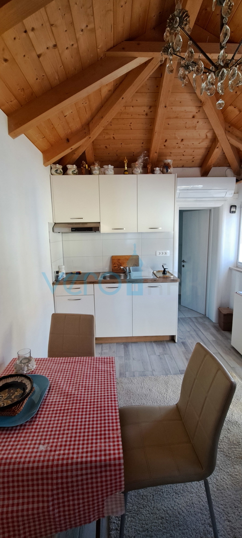 Zaliv Soline, otok Krk, trije apartmaji v pritličju, vrt, prodamo
