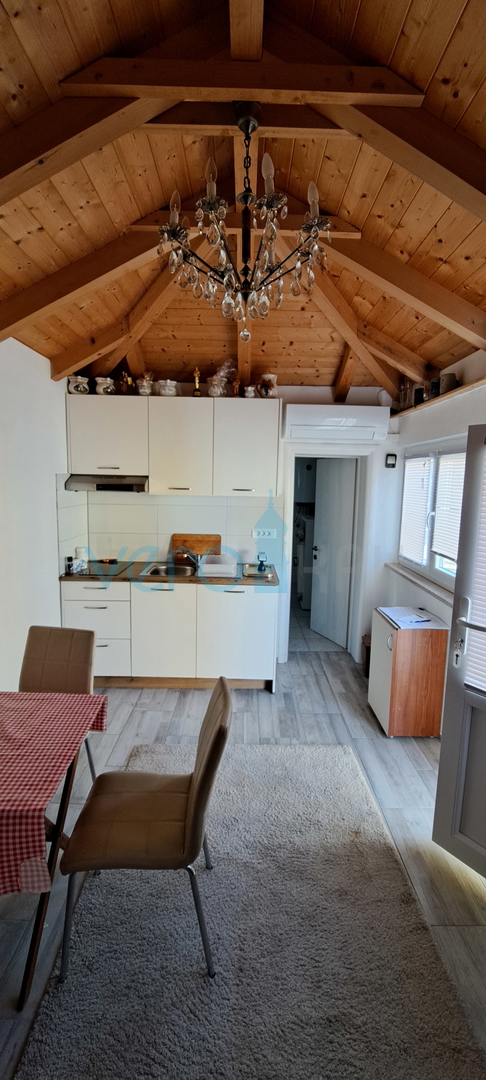 Zaliv Soline, otok Krk, trije apartmaji v pritličju, vrt, prodamo