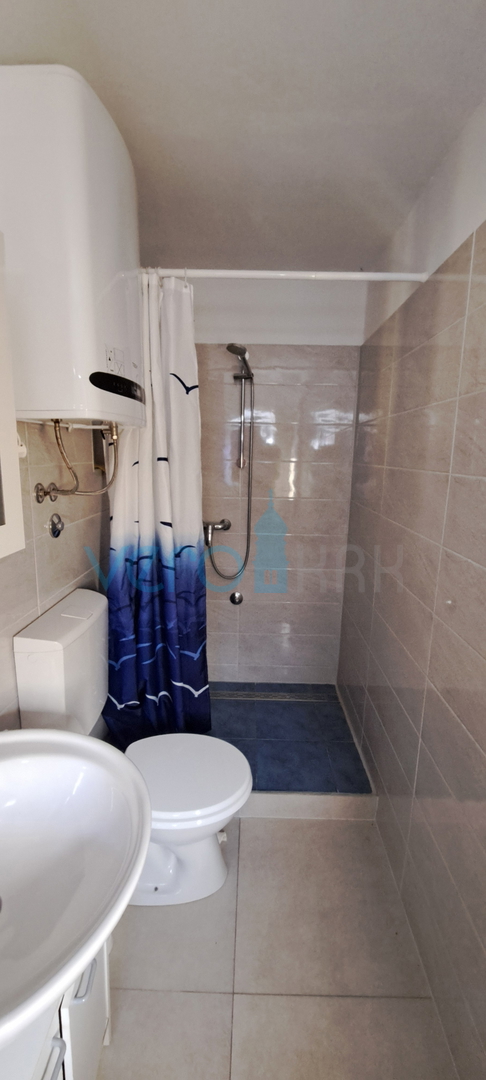 Zaliv Soline, otok Krk, trije apartmaji v pritličju, vrt, prodamo
